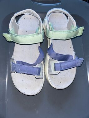 Teva women’s Strappy Sandals in Mint Green and Lavender. Size 8